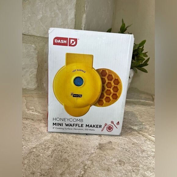 Dash Mini 4" Waffle Maker Non Stick  350 Watts bee yellow honeycomb - Picture 1 of 4